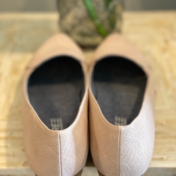 Flats- pointed toe- nude-Dr Scholls - Picture 3 of 5